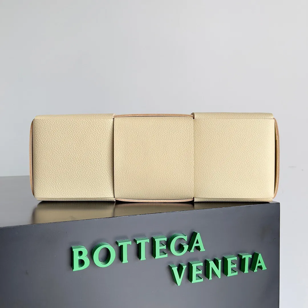 Batch 1760 medium arco pebbled grain, BottegaVeneta# official website latest pebbled grain cowhide with suede lining, SLIP tote handbag, and the logo has been changed to the side 😍The oversized woven design really makes it a huge gap from ordinary tote bags 🔗🔗Different color combinations for the inner and outer layers ⛓Daniel Lee leads the brand's DNA to continue to evolve with fresh inspiration🧬🧬showing a balanced style of luxury and reality👉: 30*20*12 Model: 9893#